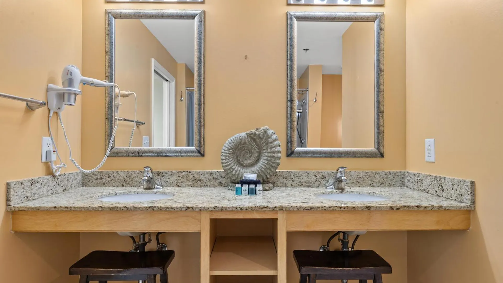 Anchor'S Way! Come Visit Our Beautiful 2 Bedroom 2Ba Oceanfront Retreat! Sleeps 6! Panama City Beach Holiday home
